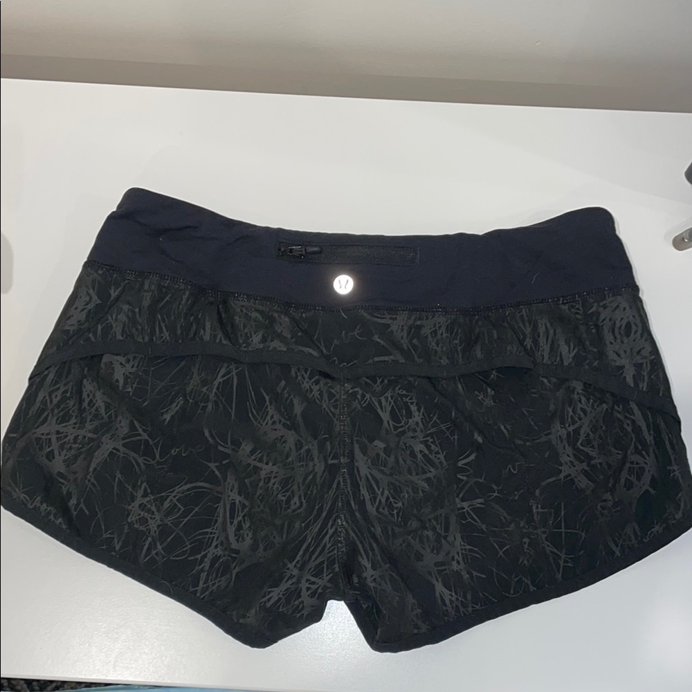 Lululemon Speed Up Low-Rise Short 2.5" size 6